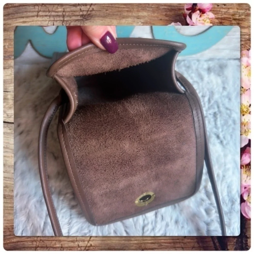 VINTAGE COACH TAUPE BROWN CROSSBODY SCOOTER CROSSBODY BAG
Style 9893 - Picture 8 of 12